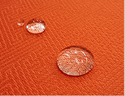 防水加工により、生地の上で水が弾かれる様子